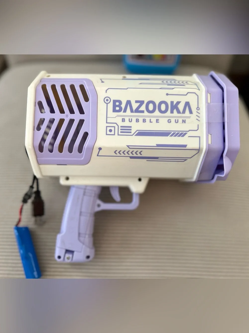 Toys - Automatic 69-Hole Bazooka Bubble Gun and bubbles